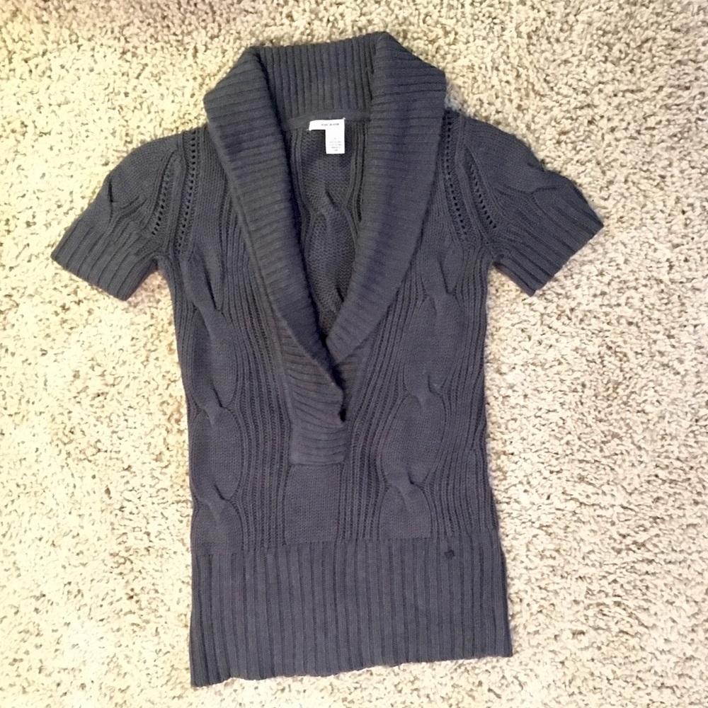 Ladies DKNY Sweater ✨EUC✨